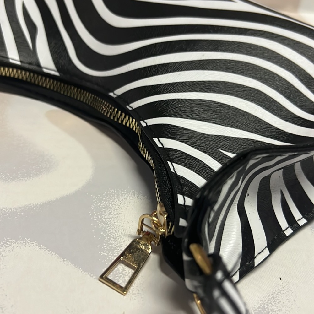 Zebra pattern shoulder bad - Picture 2 of 4